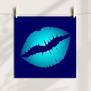 Affiches Cool Aqua Kiss sur fond bleu foncé