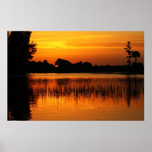 Affiches Coucher de soleil doré Derrière un lac