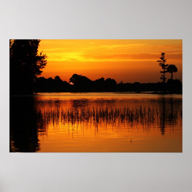 Affiches Coucher de soleil doré Derrière un lac (Devant)
