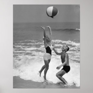 Affiches Couple jouant avec un Beachball