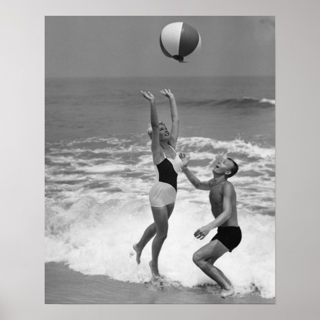Affiches Couple jouant avec un Beachball (Devant)