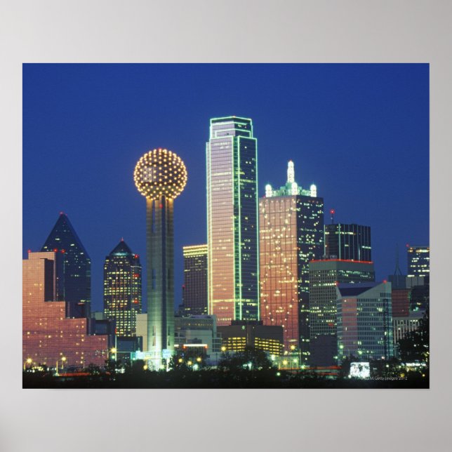 Affiches 'Dallas, TX skyline at night with Reunion Tower' (Devant)