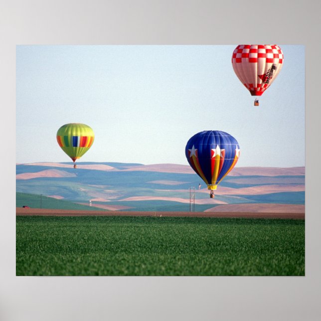 Affiches Des ballons à air chaud colorés flottent au-dessus (Devant)