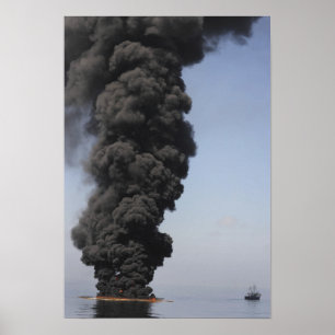 Affiches Des nuages sombres de fumée et de feu émergent