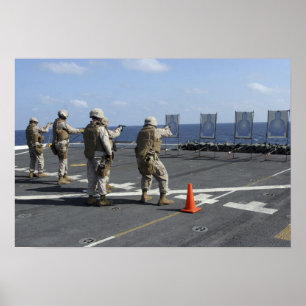 Affiches Des policiers militaires s'entraînent avec le Berr