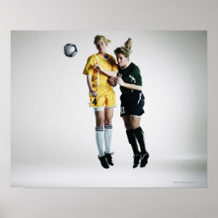 Affiches Deux footballeurs féminins dans se diriger de