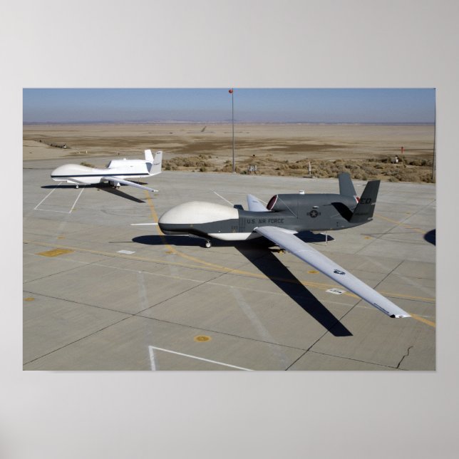 Affiches Deux Global Hawks stationnés sur une rampe (Devant)