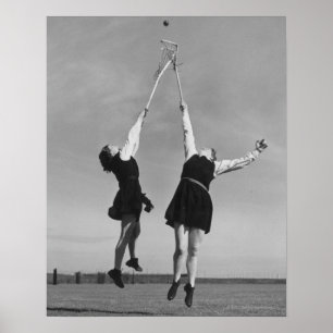 Affiches Deux joueurs de crosse sautent pour le ballon.