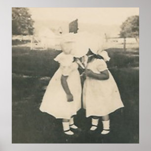 Affiches Deux petites filles embrassant l'affiche