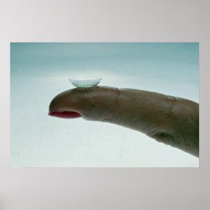 Affiches Doigt tenant une lentille de contact