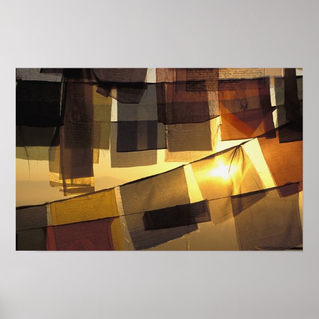 Affiches Drapeaux de prière bouddhistes au coucher du solei (Devant)
