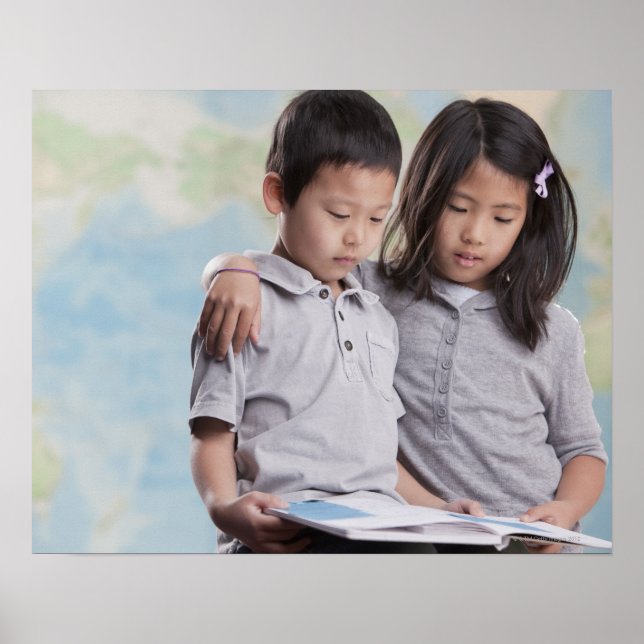 Affiches Enfants coréens lecture livre près de la carte (Devant)