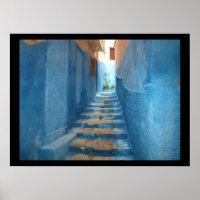 Escalier bleu étroit au Maroc