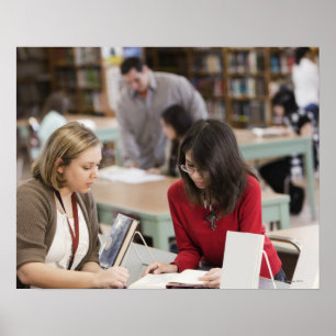 Affiches Étudiant parlant à la bibliothèque de l'école