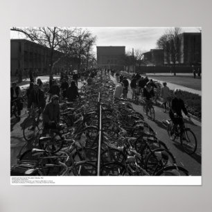 Affiches Étudiants et bicyclettes près de la bibliothèque,