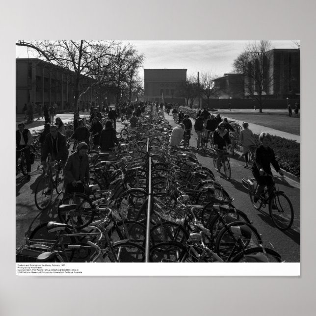 Affiches Étudiants et bicyclettes près de la bibliothèque,  (Devant)