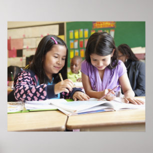 Affiches Étudiants travaillant ensemble dans la salle de