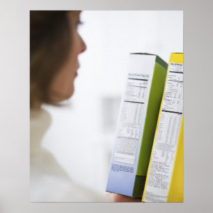 Affiches Femme comparant les étiquettes nutritionnels