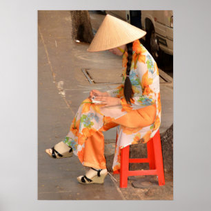 Affiches Femme dans le casquette orange et conique