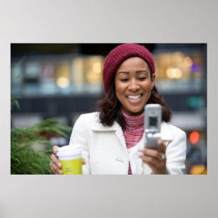 Affiches Femme de sourire d'affaires avec le téléphone