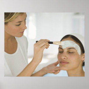 Affiches Femme obtenant le masque de boue de beauté