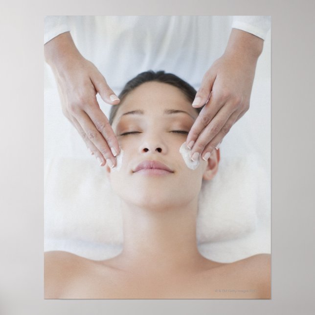 Affiches Femme recevant un massage facial (Devant)