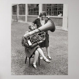 Affiches Fille jouant du tuba, 1928. Photo vintage