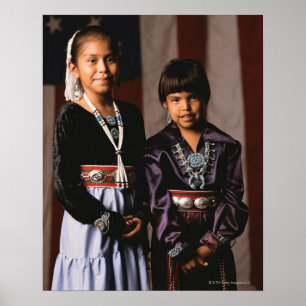 Affiches Filles de Navajo devant le drapeau