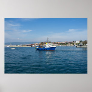 Affiches Fishing boat going to the sea