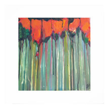 Fleurs rouges dans l'herbe haute