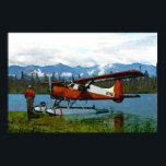 Affiches Floatplane De Havilland Beaver<br><div class="desc">Un pilote de brousse se tient près de son hydravion DHC-2 Beaver de Havilland Canada sur la rive d'un lac à l'extrême nord; les montagnes et les arbres sont au loin. Cette image provient,  en partie,  d'une photo du US Fish and Wildlife Service.</div>
