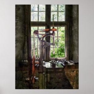 Affiches Foreuse à colonne par la fenêtre