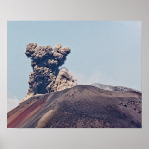 Affiches Fumée s'échappant du volcan actif Anak Krakatau