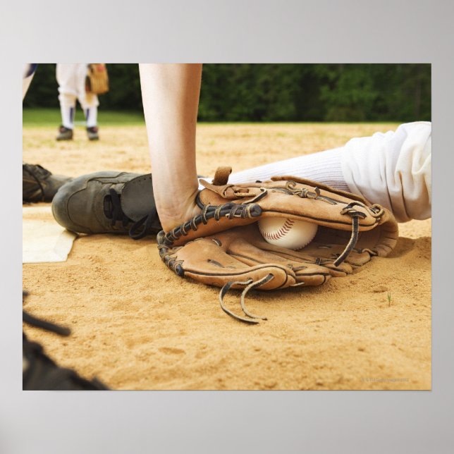 Affiches Glove of baseball player tagging runner out, (Devant)