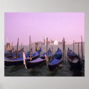 Affiches Gondolas prêt pour les touristes à Venise Italie