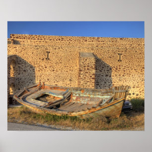 Affiches Grèce, Santorin, Oia. Vieux bateau de pêche à sec