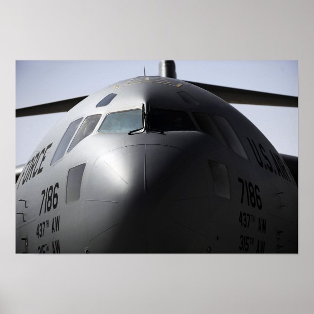 Affiches Gros plan de l'avant d'un C-17 Globemaster III (Devant)