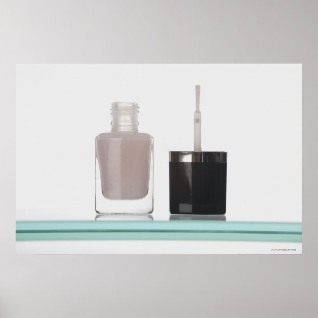 Affiches Gros plan d'une bouteille de vernis à ongles (Devant)