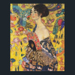 Affiches Gustav Klimt Lady With Fan Art Nouveau Painting<br><div class="desc">Dame Gustav Klimt avec peintre Art Nouveau Fan Ce demi-portrait d'une belle femme montre un arrière - plan jaune avec des ornements asiatiques, des oiseaux colorés et des fleurs de lotus. La dame porte une robe dans le style d'un kimono imprimé des motifs d'une robe de dragon chinoise. Belle peinture...</div>