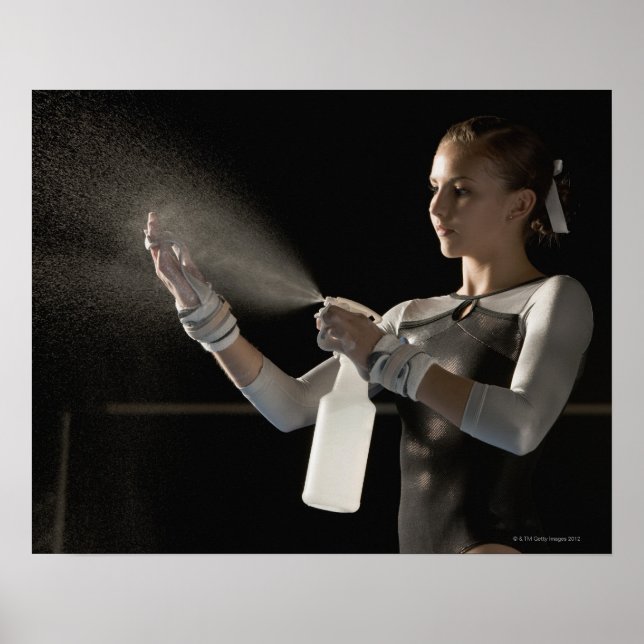 Affiches Gymnaste pulvérisation d'eau sur les mains (Devant)