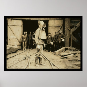 Affiches Homme avec le casque de l'oxygène à une mine de