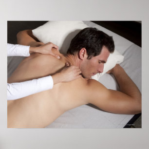 Affiches Homme ayant un massage arrière de femme