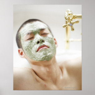 Affiches Homme Relaxant dans une baignoire avec masque faci