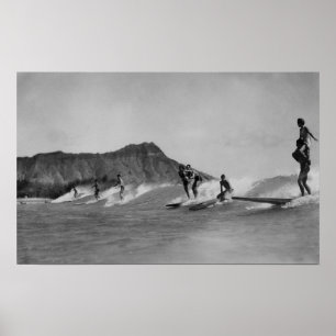 Affiches Honolulu, Hawaï - surfers outre de plage de
