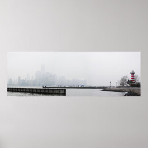 Affiches Horizon de Manhattan en brouillard avec le phare