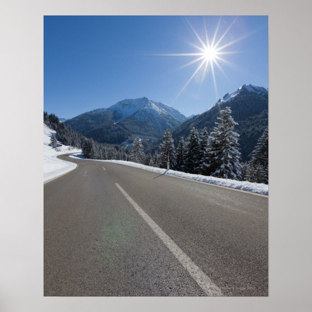 Affiches Idyllique route vide à travers un paysage d'hiver, (Devant)