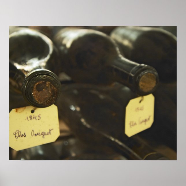 Affiches In the underground wine cellar: lying bottles in (Devant)