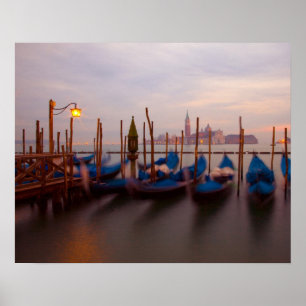 Affiches Italie, Venise. Gondoles ancrées au crépuscule.