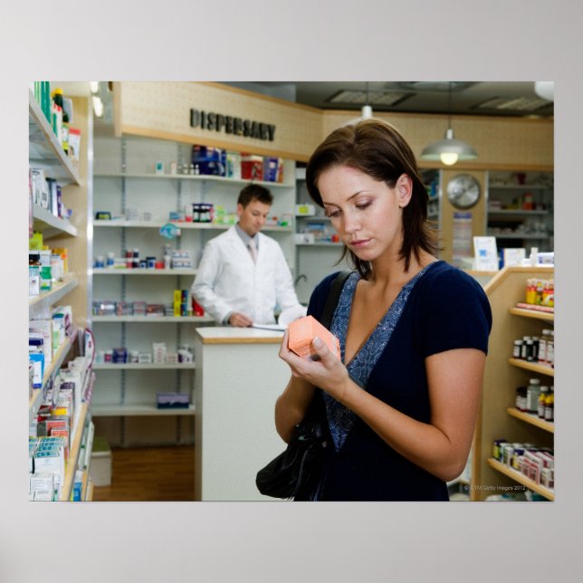 Affiches Jeune femme qui regarde la médecine en pharmacie, (Devant)