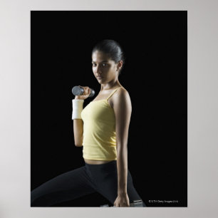 Affiches Jeune femme s'exerçant avec des haltères